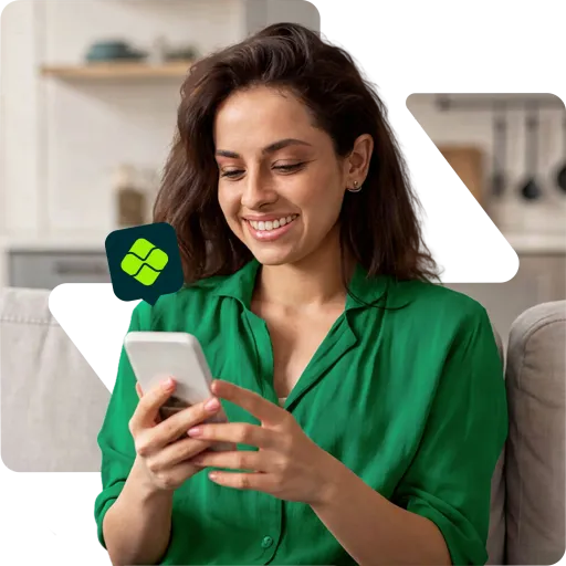 Mulher usando smartphone para parcelar Pix com a Quita