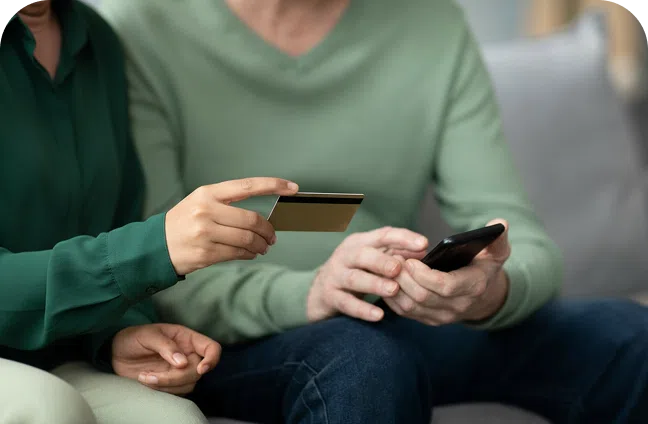 Pessoa parcelando boleto no celular com a Quita