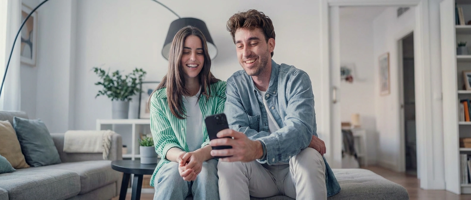 Casal sorrindo ao receber indicação da Quita