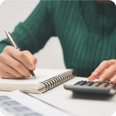 Pessoa usando a Quita no celular